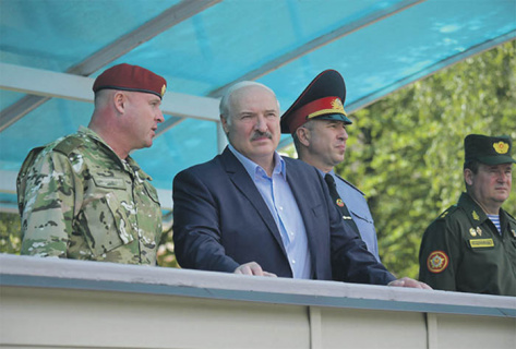Лукашенко старается заручиться поддержкой силовиков
