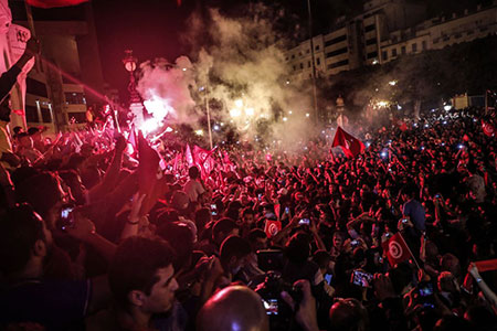 тунис, политическая сенсация, ирак, протесты, чили, гонконг, каталония
