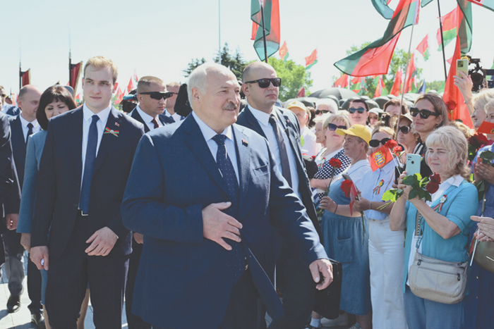 Лукашенко борется за мозги, а Тихановский обижается на соратников