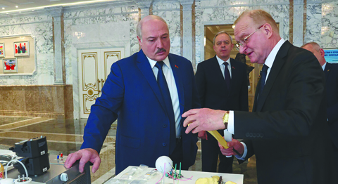Лукашенко требует от ученых преданности