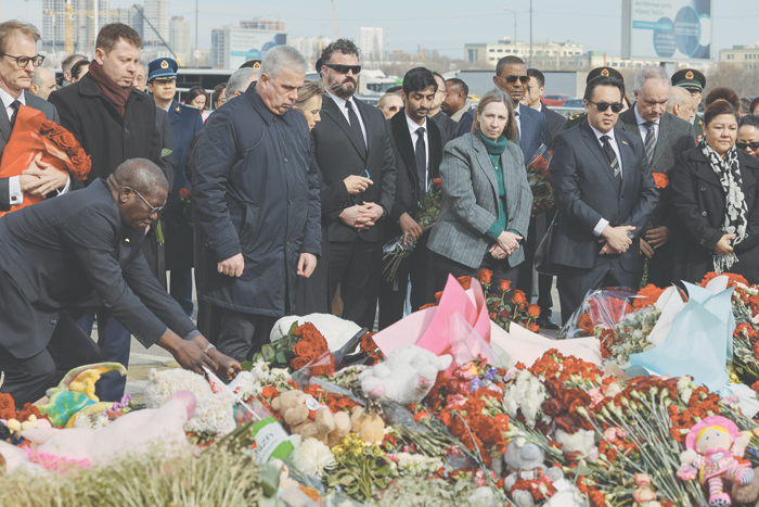 Фото недели.  Память жертв теракта в "Крокусе" почтили послы десятков стран
