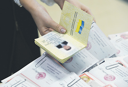 Сотни тысяч крымчан  не определились  с гражданством