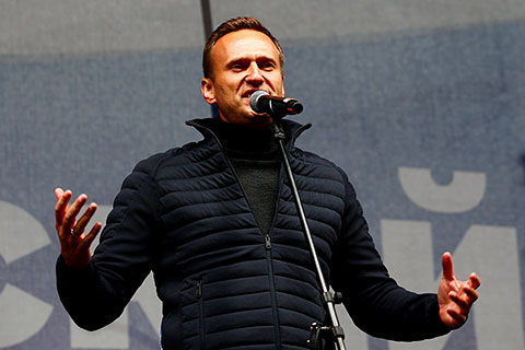 Друзья и враги Навального ждут его показаний
