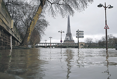 Уровень воды в реке Сена в понедельник в Париже поднялся до отметки в 5,8 м