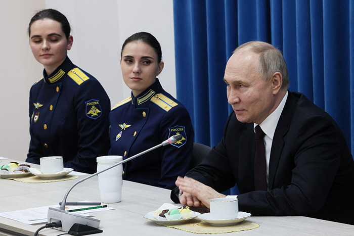 Путин дошел до женщин и молодежи в финале кампании...