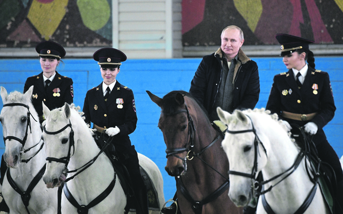 Фото недели. Путин на гнедом коне поздравил женщин-полицейских