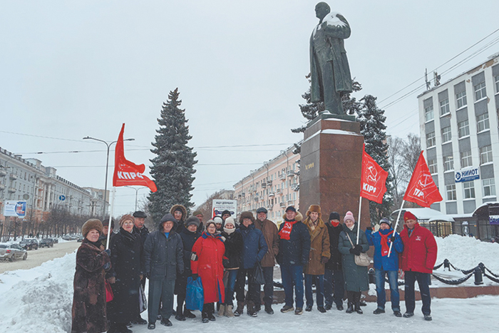 Коммунисты встали между Лениным и Сталиным