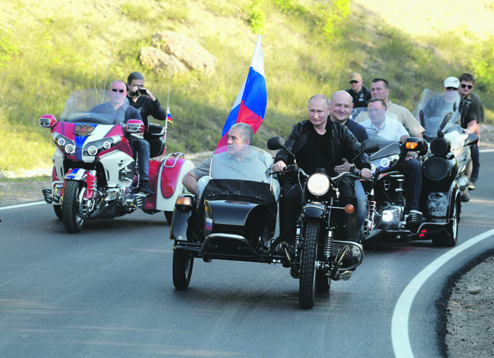 Фото недели. Путин возглавил байкерское воинство