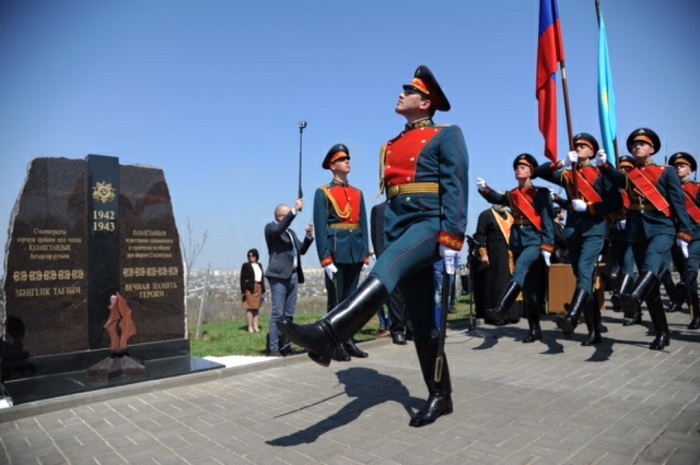 На Мамаевом кургане установлен памятник в честь героев-казахстанцев