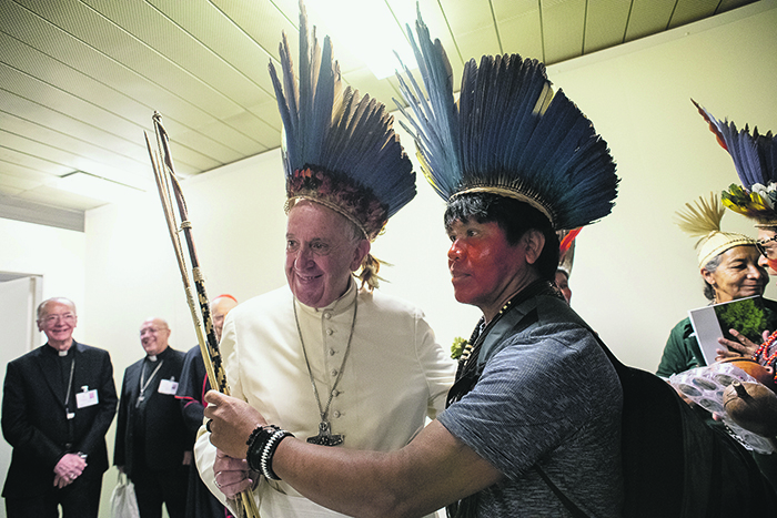 Зачем аборигены троллят папу