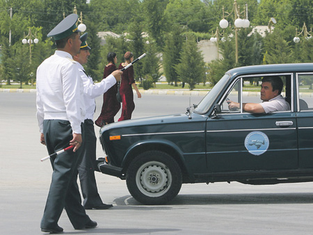 Женщинам-водителям Туркменистана отказано в вождении автомобиля