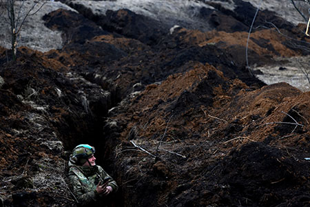 Украинские военные роют окопы на границе с Приднестровьем... 