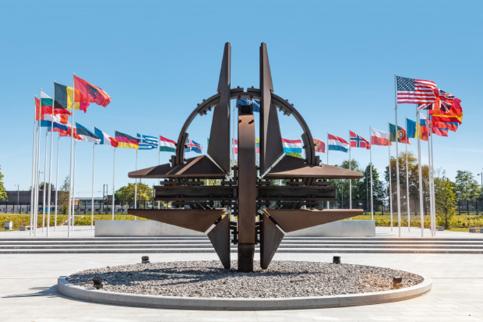 НАТО хочет вести с Москвой двойную игру