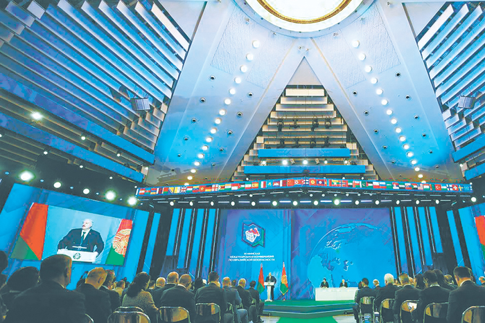 Лукашенко предложил включить мигрантов в "глобальную сделку"