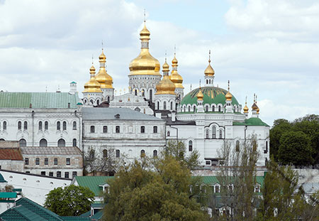 Киево-Печерскую лавру превращают в некрополь славянского единства