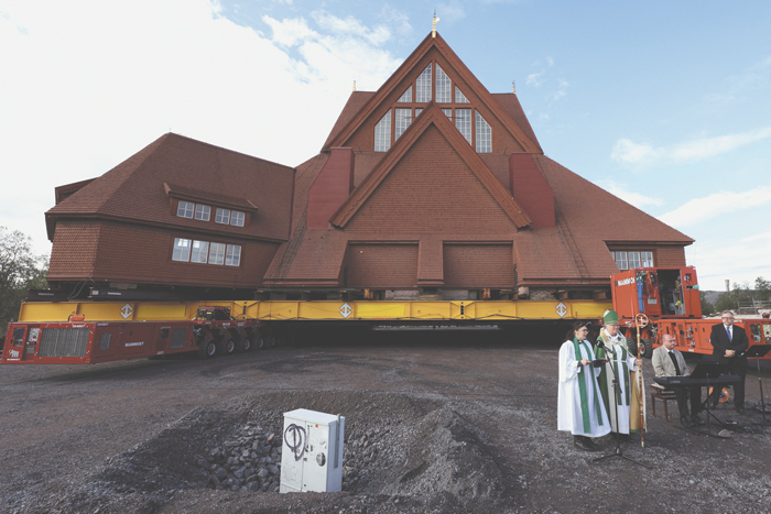 Швеция. Начата уникальная операция по переносу 600-тонной деревянной церкви