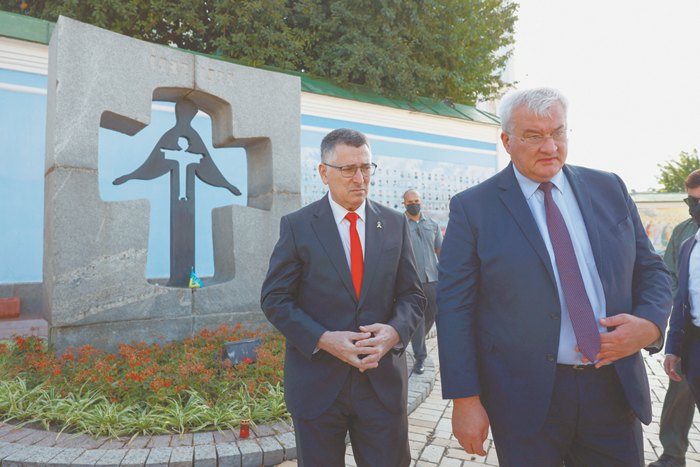 Глава МИД Израиля поддержал Украину словами, а не оружием