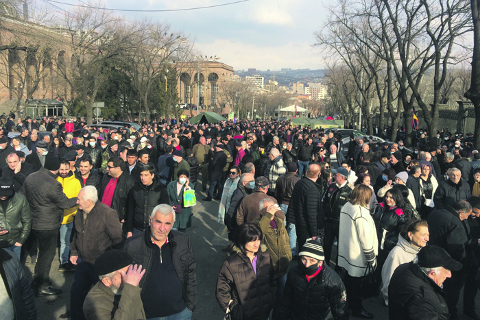 Армению продолжает лихорадить