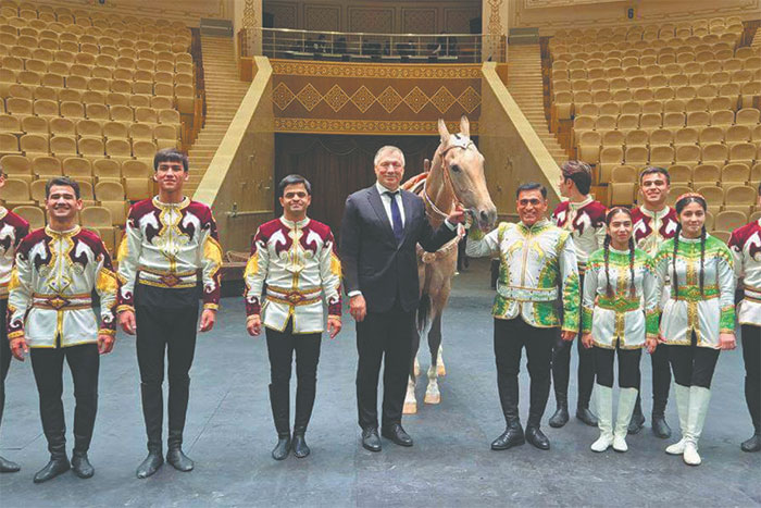 Ашхабад договаривается с Москвой и тут же принимает делегацию из Лондона