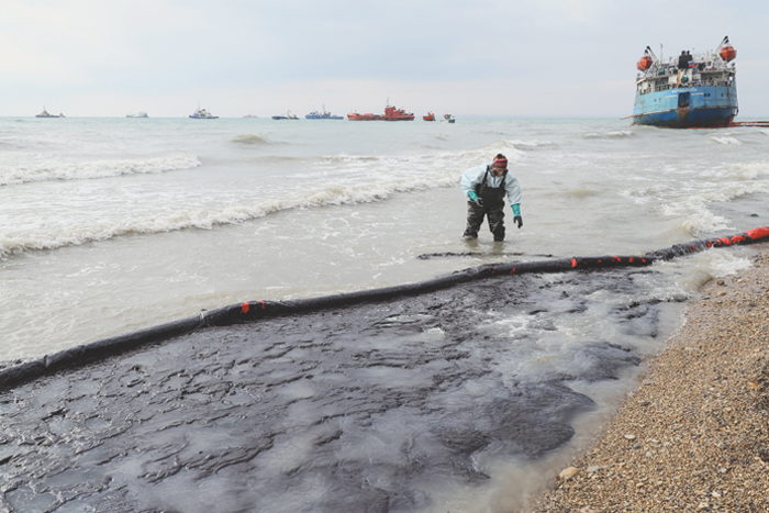 Фото недели. Разливом мазута в Черном море займется Федеральный штаб