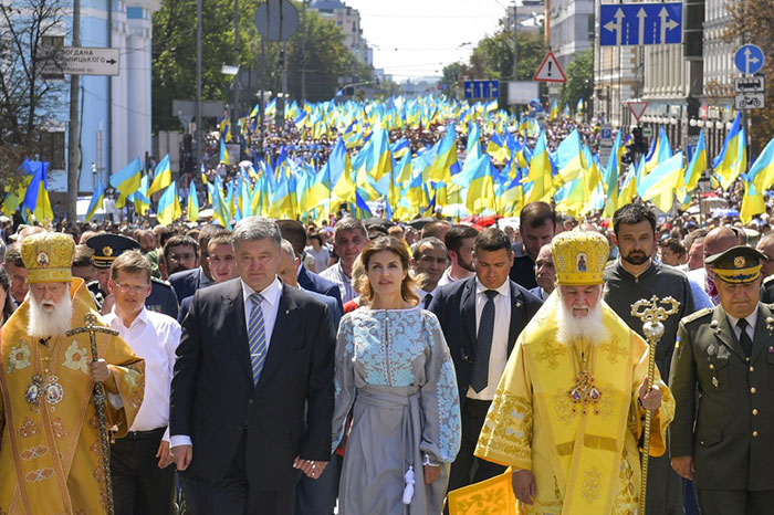 Украинские чиновники бегут впереди паровоза автокефалии