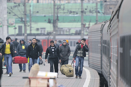 Приезжие догоняют россиян по зарплате