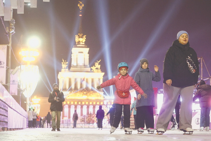 Самый большой каток Москвы открыли "Зимними узорами"