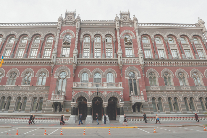 Главный банкир Украины покинул поле боя