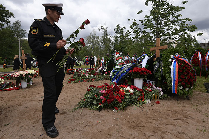 Фото недели. В Санкт-Петербурге простились с погибшими подводниками