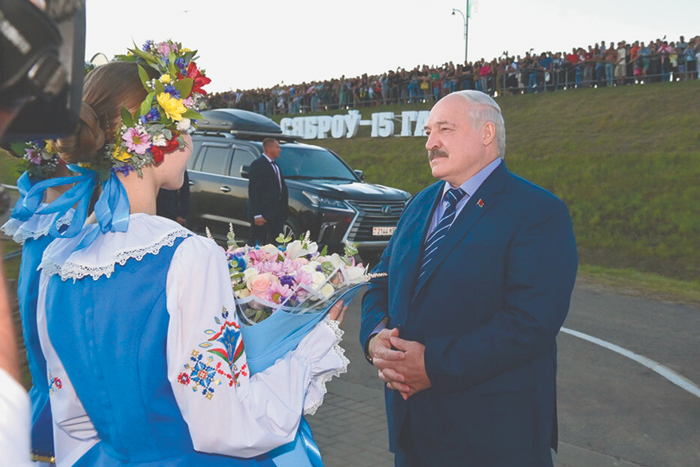 Лукашенко хочет дарить людям счастье и через 30 лет