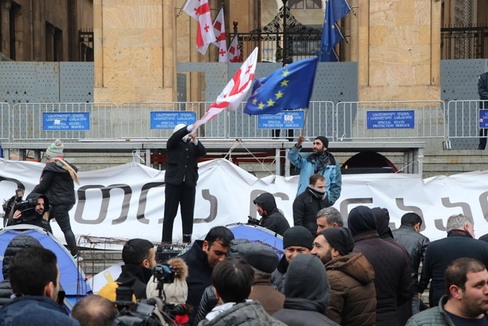 Парламент Грузии подвергся фекальной террористической атаке