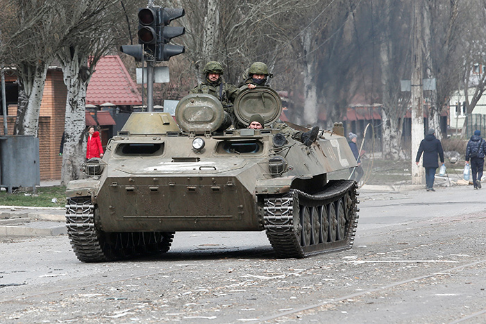 Российские военные перегруппировываются, украинские военные наносят удар по Белгороду