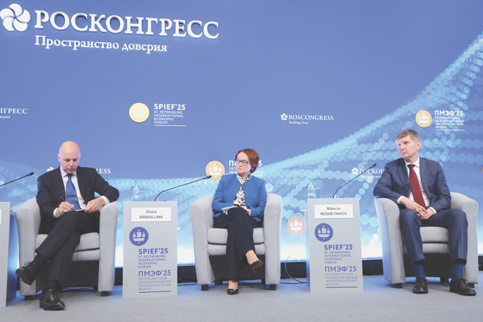 Власти России переходят от охлаждения к подогреву экономики