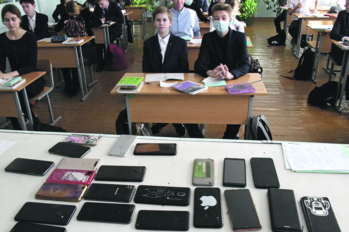 Зачем Роспотребнадзор запретил использование смартфонов в образовании