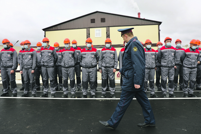 Заключенных заманивают на стройки века