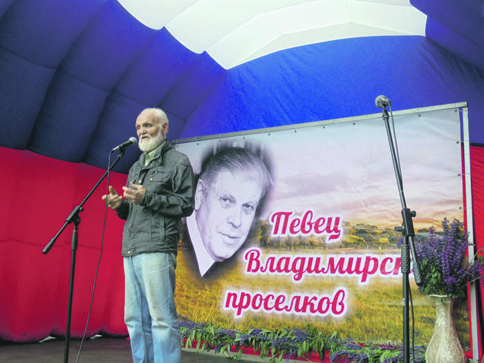 Ночью церковь звонила протяжно и глухо