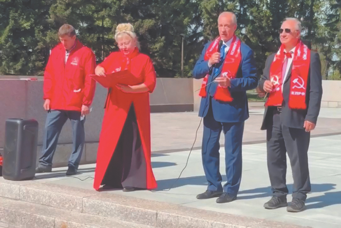 КПРФ вроде бы спешит в Иркутск на помощь Левченко