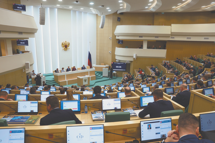 Важные решения застревают в вертикали власти