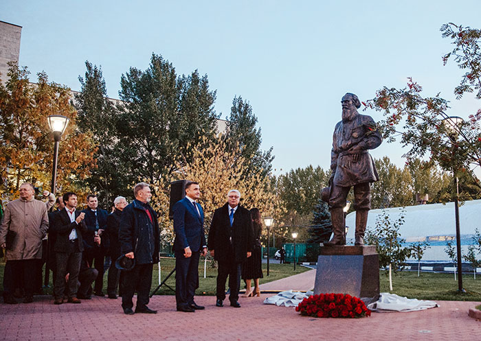 В МГИМО открыли памятник Л.Н. Толстому 