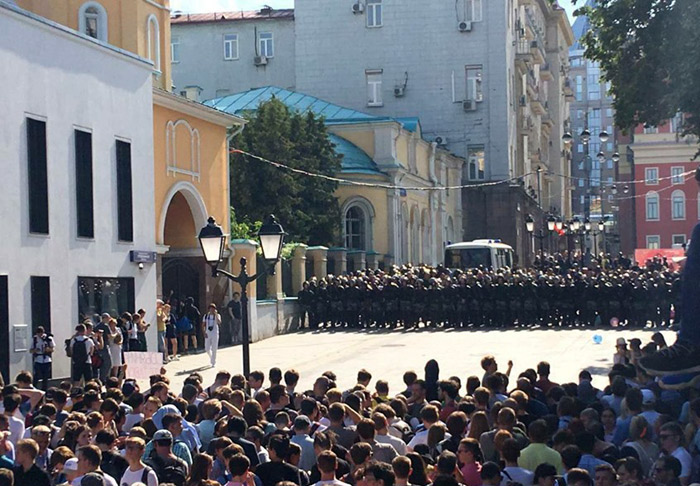 Спасение протестующих через церковь