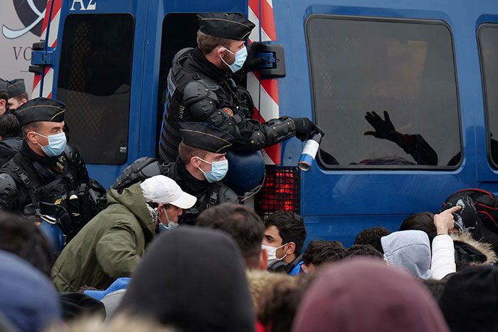 Полиция Парижа ударила по нелегальной миграции дубинками