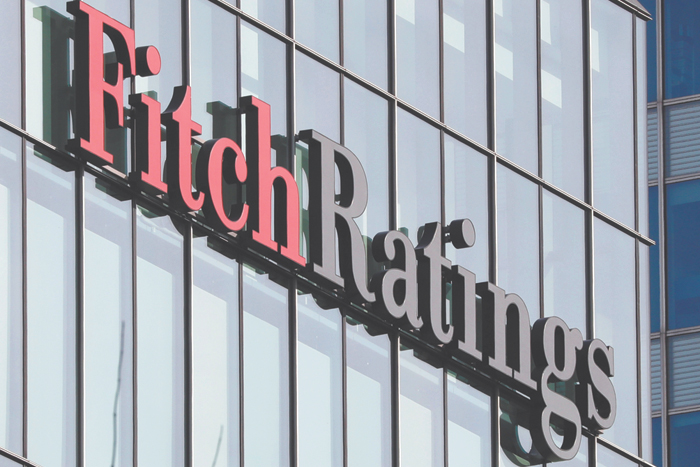 Рубль отметил решение Fitch очередным снижением